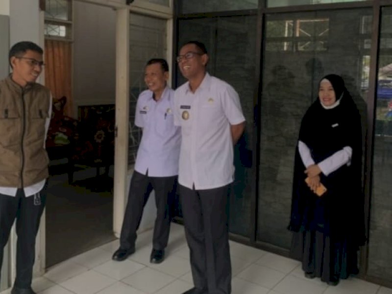 Pj Bupati Takalar Dr. Setiawan Aswad,.M. Dev,. Plg. saat melakukan inspeksi mendadak (sidak) ke sejumlah kantor dinas/Ist