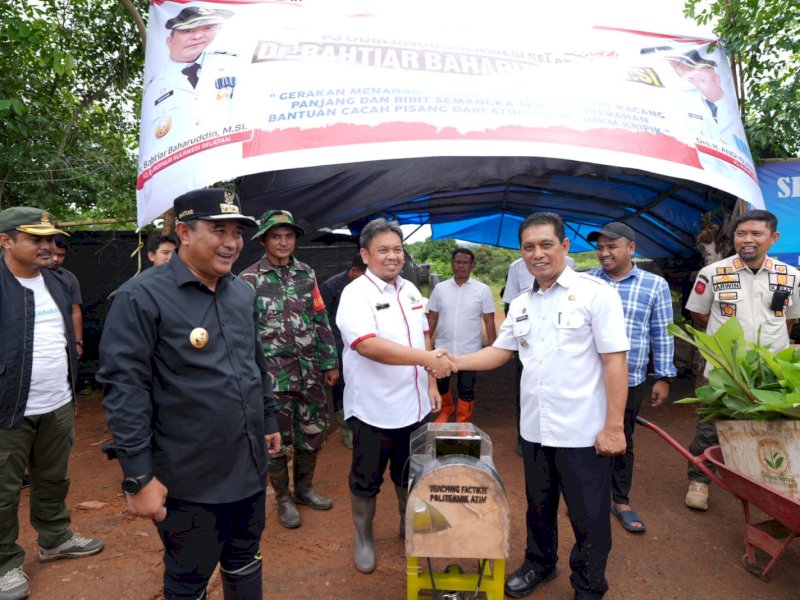 Penjabat Gubernur Sulsel Bahtiar Baharuddin, menyerahkan bantuan satu unit alat pencacah pisang bagi masyarakat di Kecamatan Mare, Kabupaten Bone. 