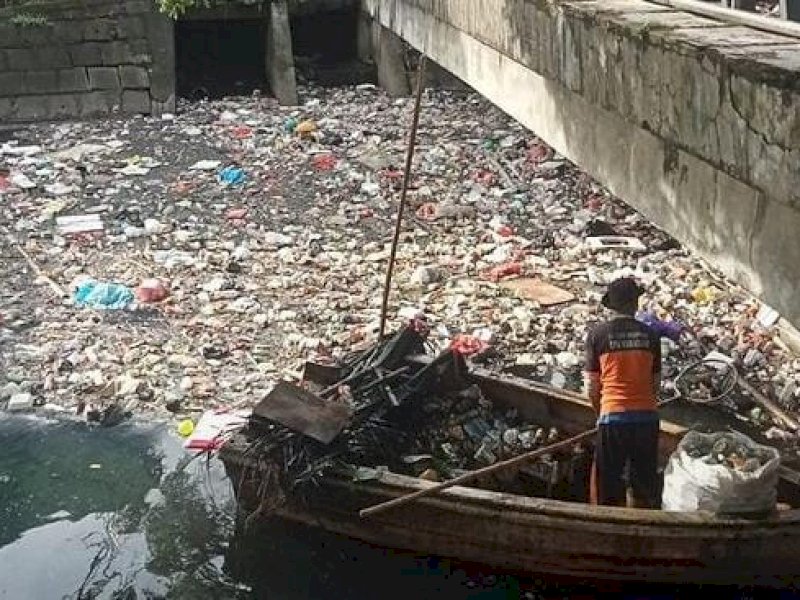 Satgas Drainase membersihkan sampah di kanal Jongaya. 