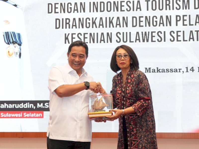 Pj Gubernur Sulsel Bahtiar Baharuddin menandatangani MoU dengan Business Development Director ITDC Ema Widiastuti. 