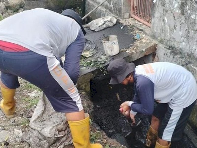 Satgas drainase melakukan pengerukan sedimen di Jalan Tanjung Alang. 
