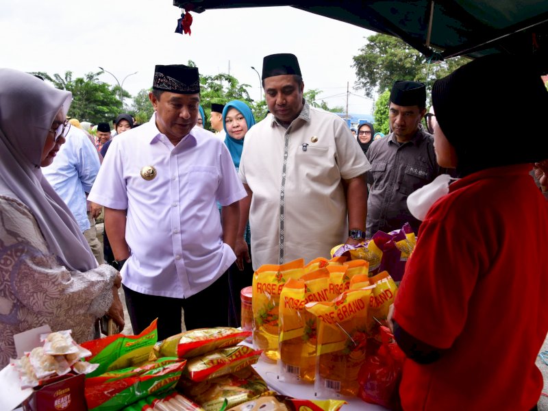 Penjabat Gubernur Sulsel Bahtiar Baharuddin bersama Bupati Maros Chaidir Syam meninjau pasar murah. 