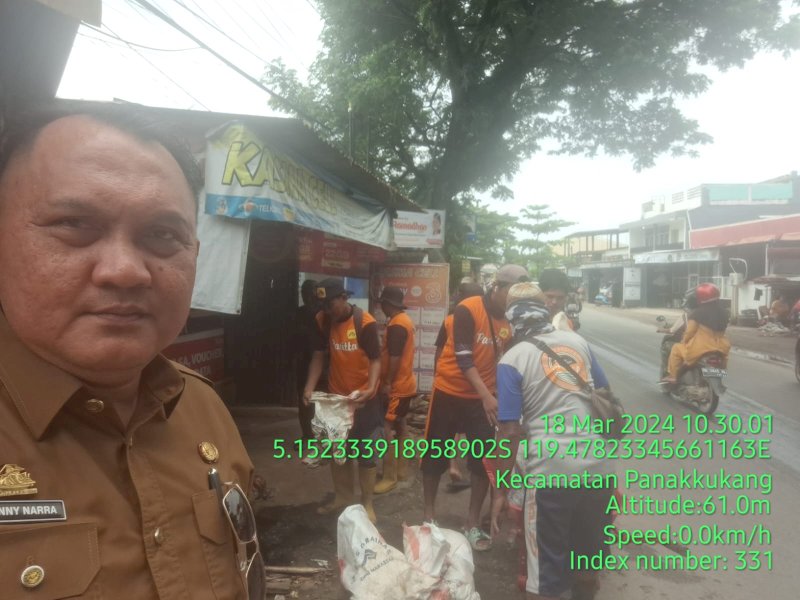 PPTK Satgas Drainase Dinas PU Makassar, Ronny Narra, menindaklanjuti arahan Kadis PU Makassar/Ist