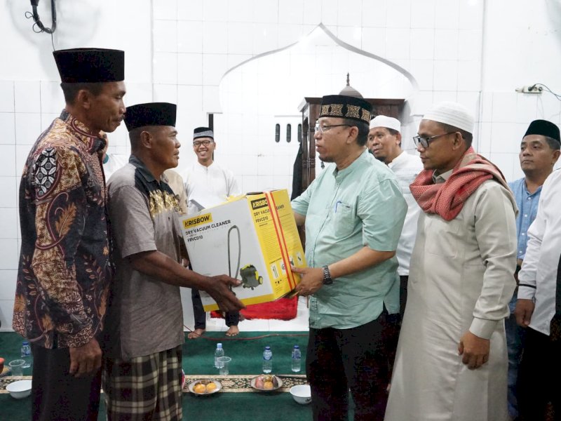 Sekda Asahan memimpin tim Safari Ramadan di Desa Subur. 