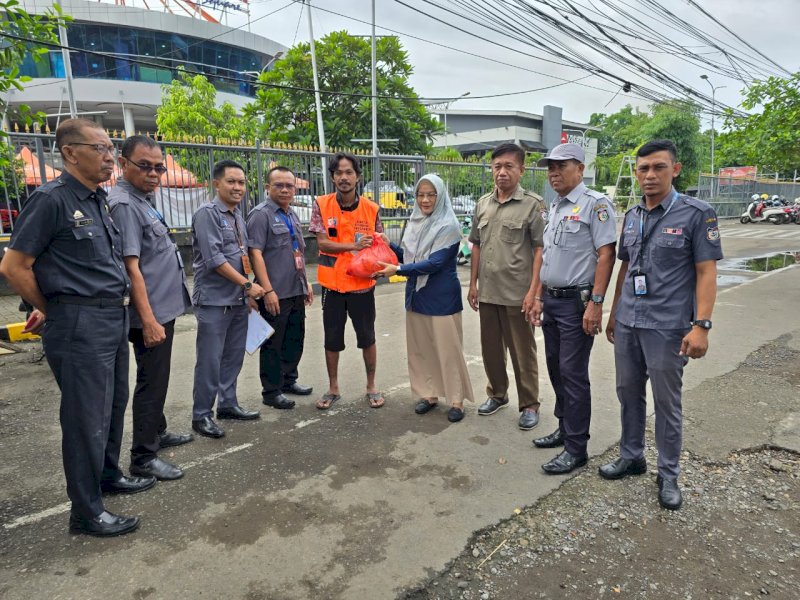 Perumda Parkir Makassar Raya menyalurkan paket bantuan sembako Ramadan kepada jukir resmi. 