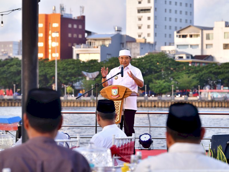 Pj Gubernur Sulsel Bahtiar Baharuddin saat buka puasa bersama di Pantai Losari Makassar. 