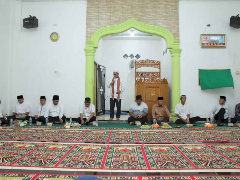 Bupati Asahan Surya, melanjutkan Safari Ramadan di Masjid Al Mukhlisin, Desa Urung Pane, Kecamatan Setia Janji. 
