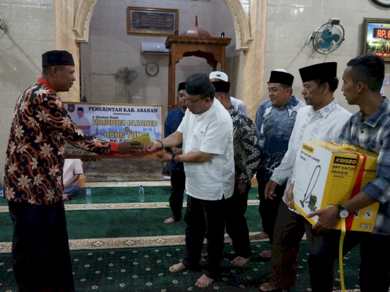 Sekda Asahan John Hardi Nasution memimpin Safari Ramadan di Masjid Al Ikhlas Dusun III, Desa Sei Silau Barat, Kecamatan Setia Janji