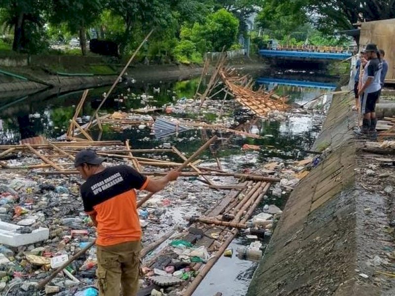 Satgas Drainase melakukan pembersihan  di Kanal Pannampu. 