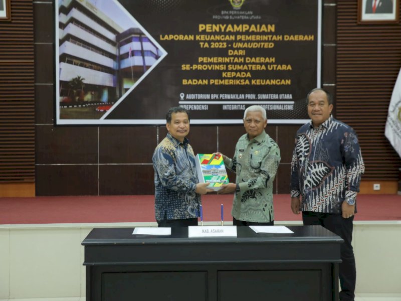 Bupati Asahan Surya menyerahkan LKPD kepada Kepala perwakilan BPK Sumatera Utara. 