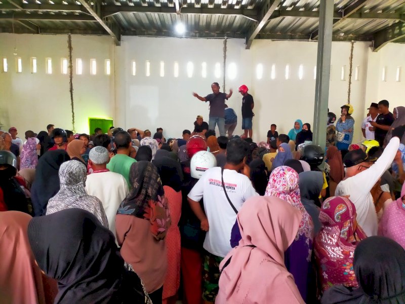 Warga mengantre pembagian sembako/Ist