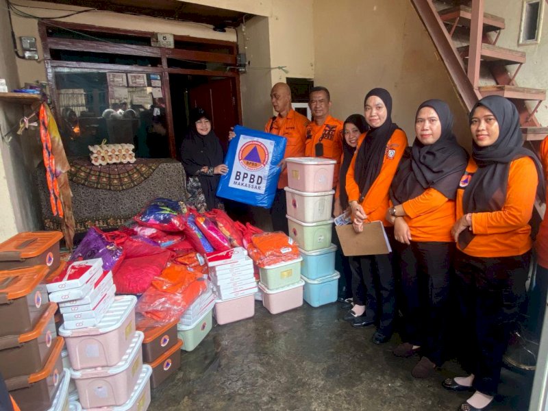 Staf BPBD Makassar menyerahkan bantuan darurat logistik untuk korban kebakaran di Jalan Dg Regge. 