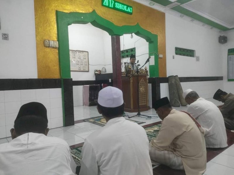 Wakil Bupati Luwu Utara, Suaib Mansur, saat memberikan sambutan pada malam ke-10 Ramadan, Rabu (20/3/2024), di Masjid Sabilillah Desa Sumber Wangi Kecamatan Mappedeceng. 