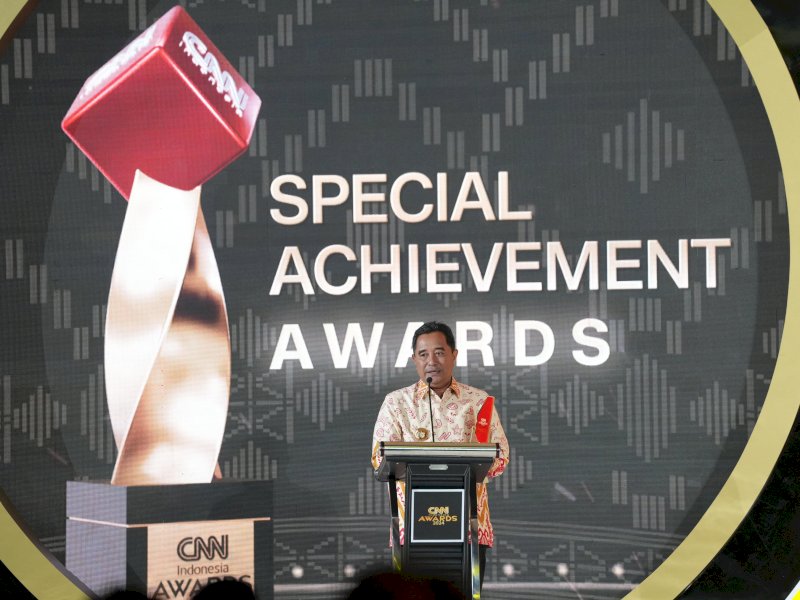 Penjabat Gubernur Sulawesi Selatan Bahtiar Baharuddin meraih CNN Indonesia Awards 2024.