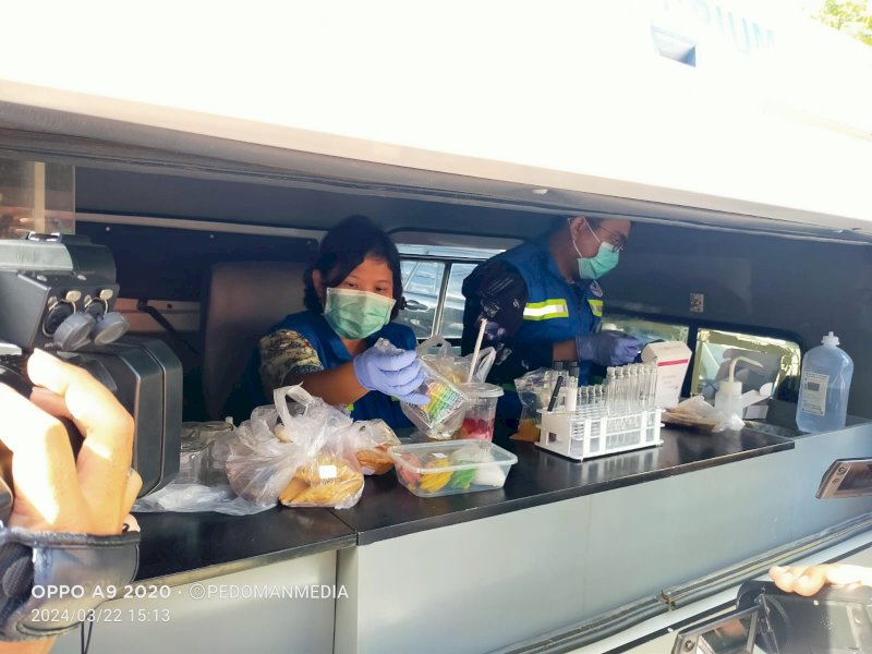 Suasana saat petugas BBPOM Makassar mengambil dan menguji sampel takjil di Jalan Andi Mappanyukki, Jumat (22/03/2024) / PEDOMANMEDIA/Nober