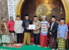 Sekretaris DPRD Makassar Serahkan Dana Hibah Pemkot di Masjid Jannatul Firdaus