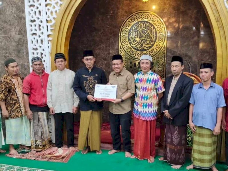 Sekretaris DPRD Kota Makassar H Dahyal melakukan Safari Ramadhan 1445 H ke Masjid Jannatul Firdaus Biring Romang. 