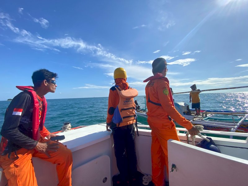 Proses pencaharian korban nelayan di Perairan Galesong yang terjatuh dari perahu/Ist