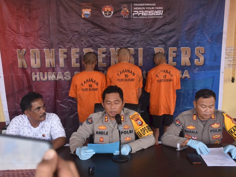 Kapolres Bulukumba, AKBP Andi Erma Suryono memberi keterangan pers terkait penangkapan 3 remaja pelaku penganiayaan. 