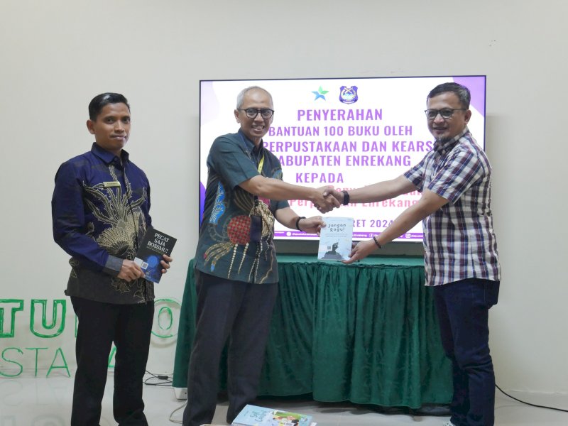 Dinas Perpustakaan Enrekang memberi bantuan 100 buku kepada Kantor Pelayanan, Penyuluhan dan Konsultasi Perpajakan Enrekang. 