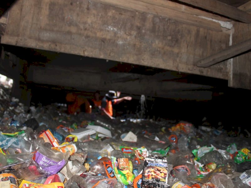 Satgas Paritta diturunkan menangani saluran sekunder yang tersumbat sampah. 