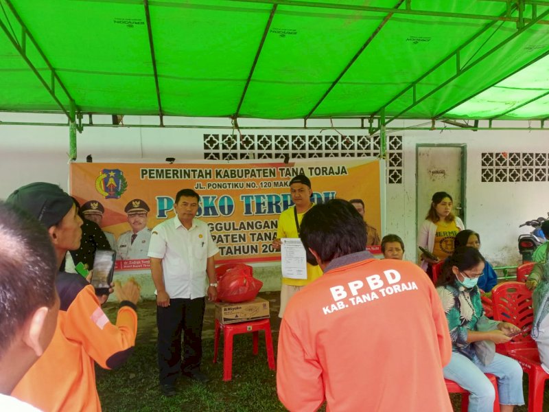Badan Penanggulangan Bencana Daerah (BPBD) Tana Toraja menyalurkan bantuan kepada ratusan korban bencana banjir Makale. 
