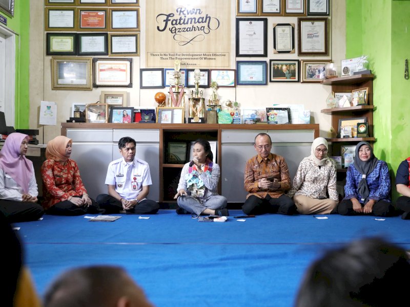 Menteri Pemberdayaan Perempuan dan Perlindungan Anak (PPPA) RI, I Gusti Ayu Bintang Darmawati mengunjungi Shelter Warga Pattingalloang, Barukang III, Kecamatan Ujung Tanah, Makassar. 