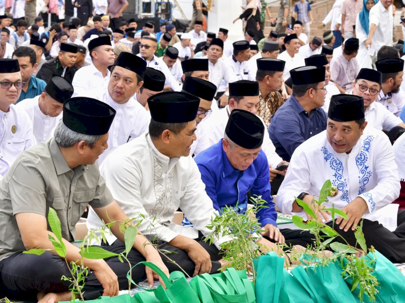 Penjabat Gubernur Sulsel, Bahtiar Baharuddin menginisiasi gerakan sedekah pohon. 