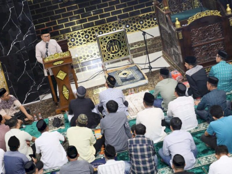 Wali Kota Makassar Moh Ramdhan Pomanto di Masjid Nurul Ittihad Kalukuang, Tallo. 