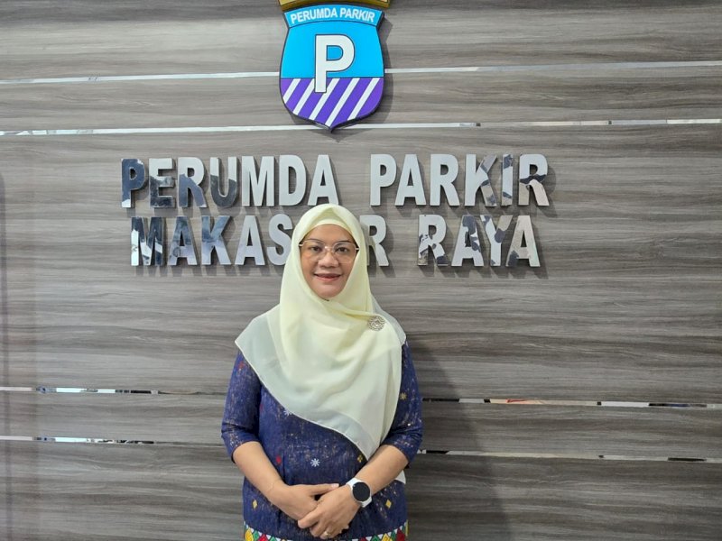 Dirut Perumda Parkir Makassar Yulianti Tomu mengenakan pakaian adat Toraja. 