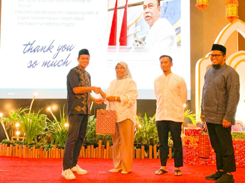 Plt Kadis Kominfo Makassar, Ismawaty Nur, menghadiri acara buka bersama APJII. 