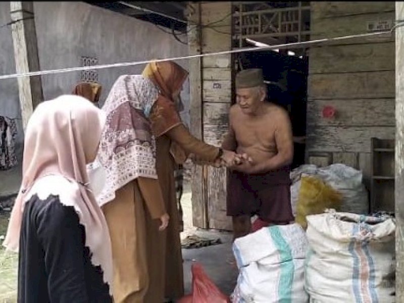 Dinkes Lutra menyalurkan paket sembako di beberapa lokasi. 