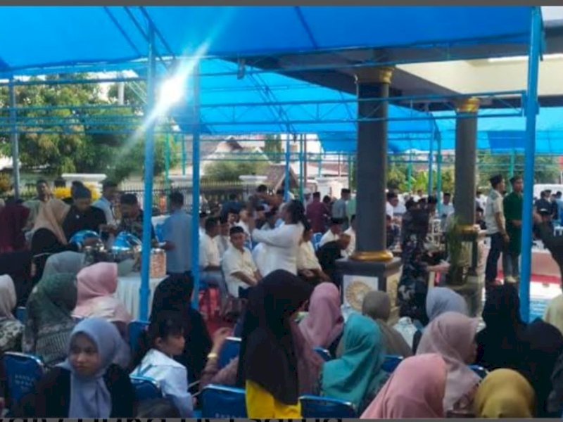 Buka puasa bersama di kediaman Ketua DPRD Wajo. 