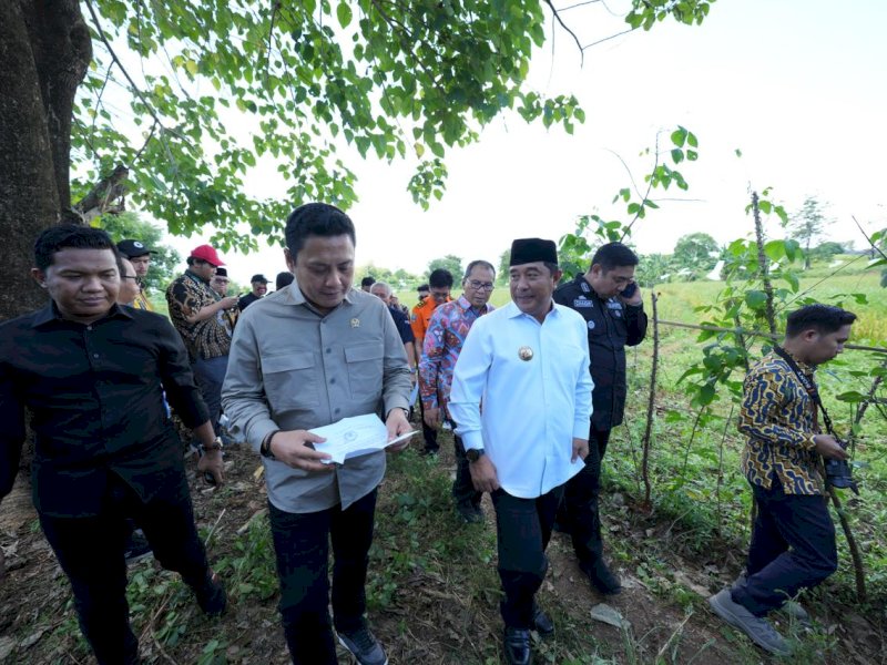Komisi V DPR RI meninjau kesiapan lahan pembangunan stadion di wilayah Sudiang, Kota Makassar. 
