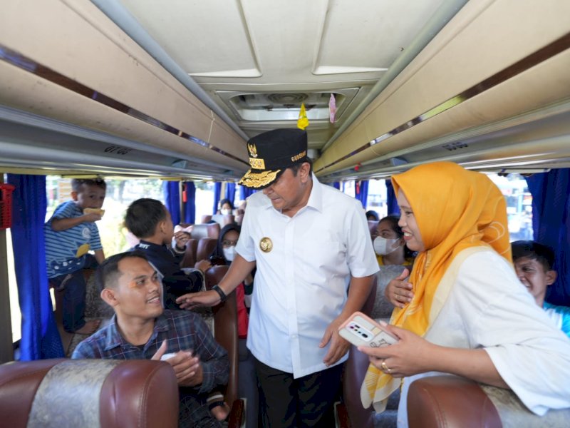 Penjabat Gubernur Sulsel Bahtiar Baharuddin, melepas peserta mudik Lebaran ini di Lapangan Rumah Jabatan Gubernur. 
