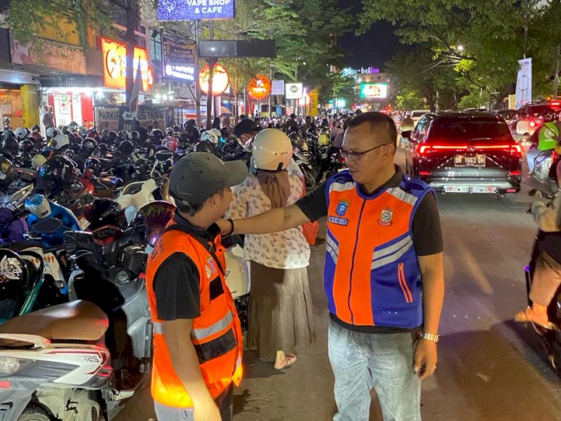 TRC Perumda Parkir Makassar mengedukasi jukir. 
