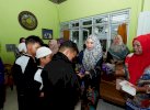 Sofha Marwah Kunjungi PA Mawaddah Makassar, Bagi-bagi Sembako dan Uang Tunai