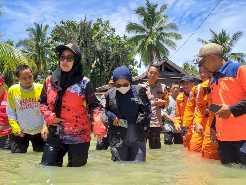Bupati Luwu Utara Indah Putri Indriani, meninjau wilayah terdampak banjir di Kecamatan Baebunta Selatan.