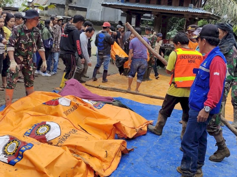 Korban longsor di Tator yang dievakuasi. 