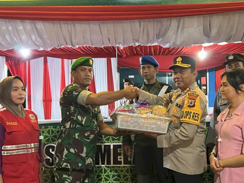 Kapolres Bukukumba AKBP Andi Erma Suryono bersama Ketua Bhayangkari Ny Eli Andi Erma mengunjungi pos pengamanan Operasi Ketupat 2024.