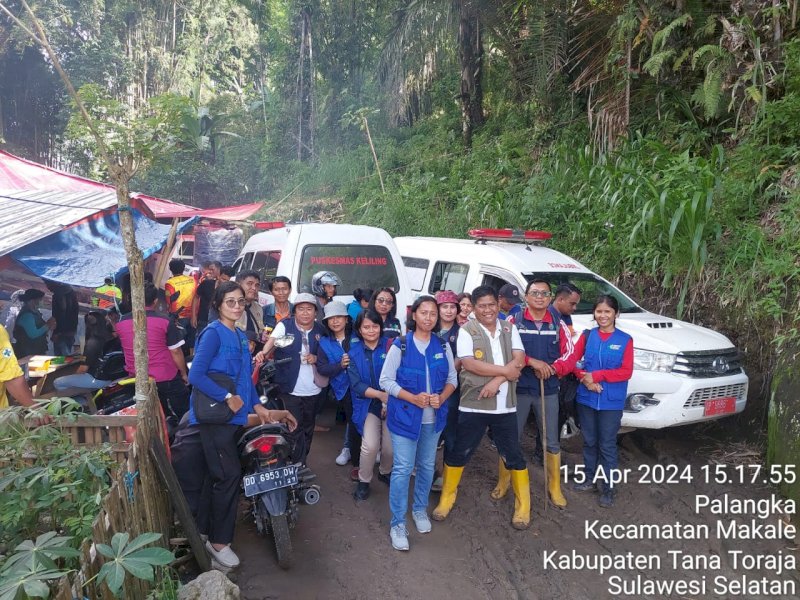 Tim Kesehatan Sulsel menyalurkan bantuan untuk korban longsor Tator. 