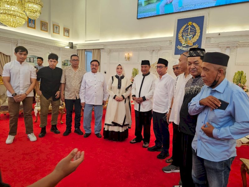 Penjabat Gubernur Sulsel Bahtiar Baharuddin menerima relawan ProJo. 