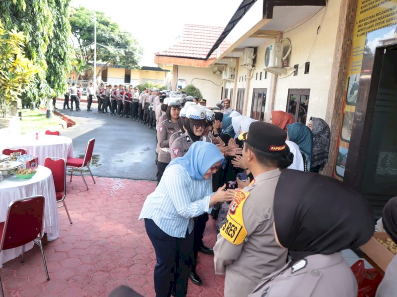 Kapolres Bulukumba AKBP Andi Erma Suryono memimpin apel di Lapangan Apel Polres Bulukumba. 