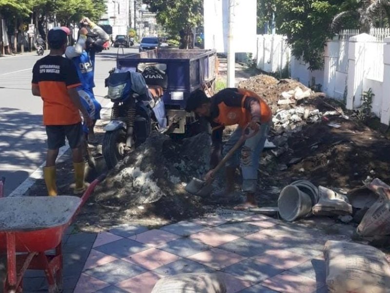 Pengerjaan pondasi drainase di Jalan Sungai Saddang, Makassar. 