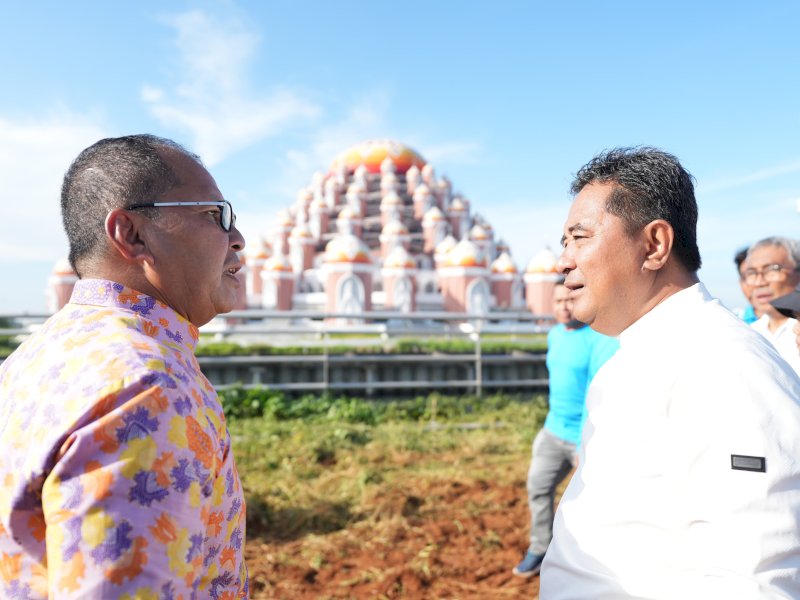 Kegiatan penanaman pohon kelapa di Taman Religi Center Point of Indonesia (CPI), Kamis, 18 April 2024.
