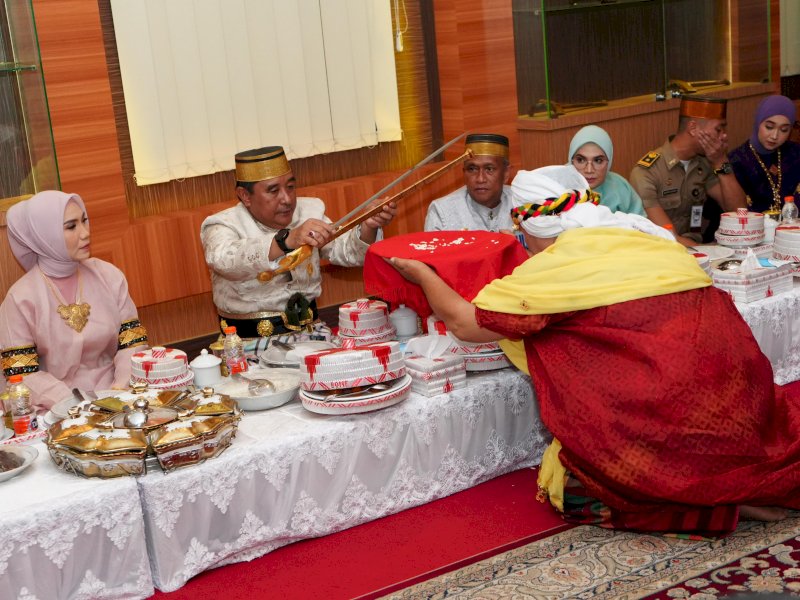 Dewan Adat Saoraja Kabupaten Bone resmi menganugerahkan gelar adat kepada Penjabat Gubernur Sulawesi Selatan Bahtiar Baharuddin.