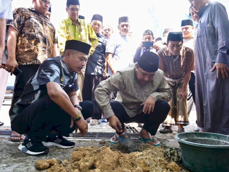Penjabat Gubernur Sulawesi Selatan Bahtiar Baharuddin melakukan peletakan batu pertama pembangunan menara Masjid Nurul Ilmi Himal SMPPSMADAGA Bone