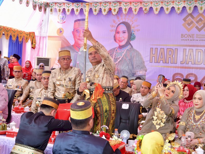 Penjabat Gubernur Sulsel Bahtiar Baharuddin bersama Kapolda Sulsel Irjen Pom Andi Rian R Djajadi menghadiri prosesi Mattompang Arajang