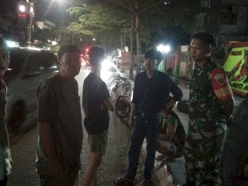 Perumda Parkir Makassar menertibkan jukir liar. 