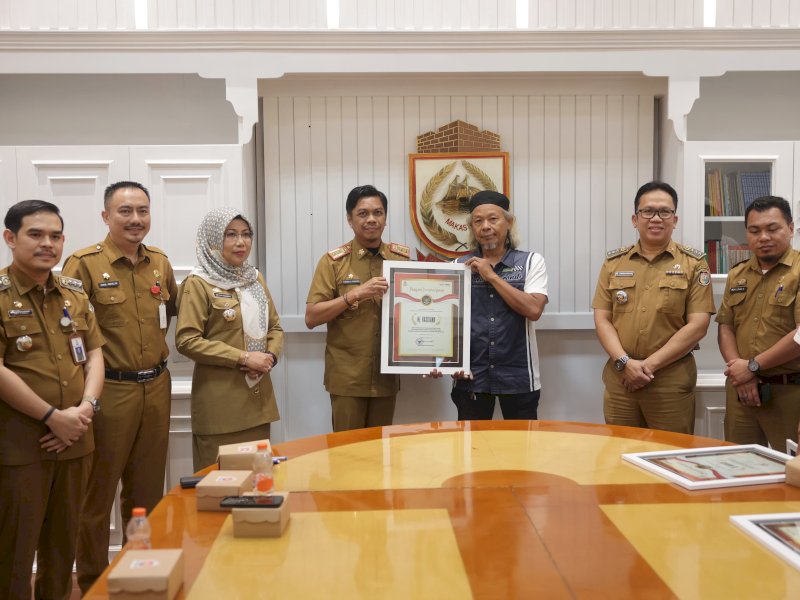 Hibah diterima secara simbolik oleh Pj Sekda Kota Makassar Firman Hamid Pagarra.